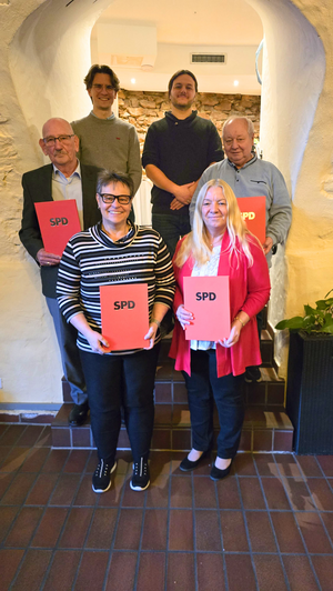 Die Geehrten präsentieren ihre Urkunden.