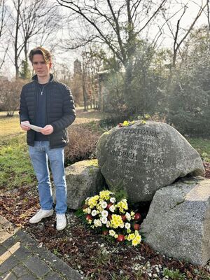 Bei frühlingshaftem Wetter hält Landtagskandidat Vincent Kilian Gedenkworte zu Friedrich Ebert